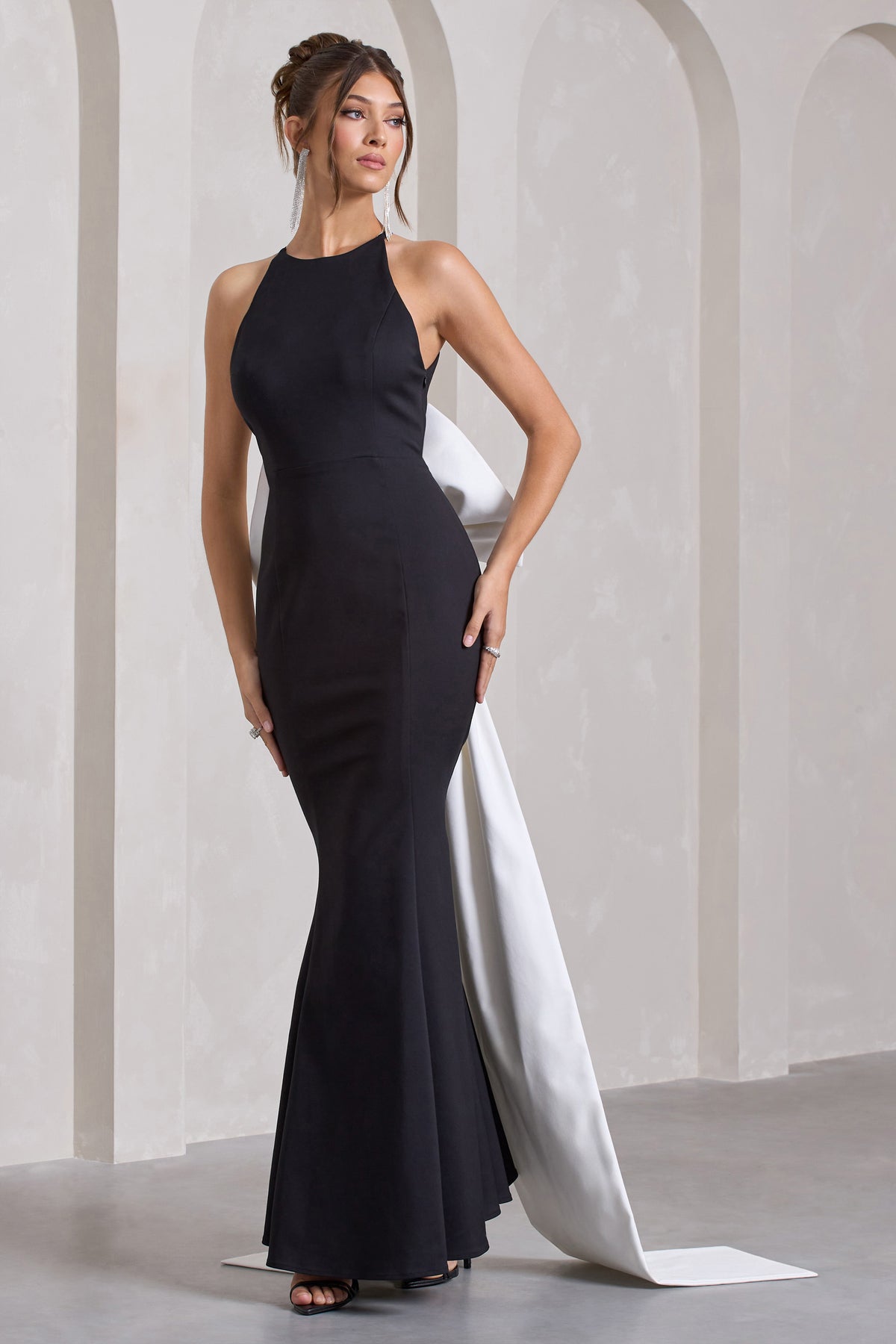 Bestow | Black Open-Back Maxi Dress With Oversized White Bow - Club L 