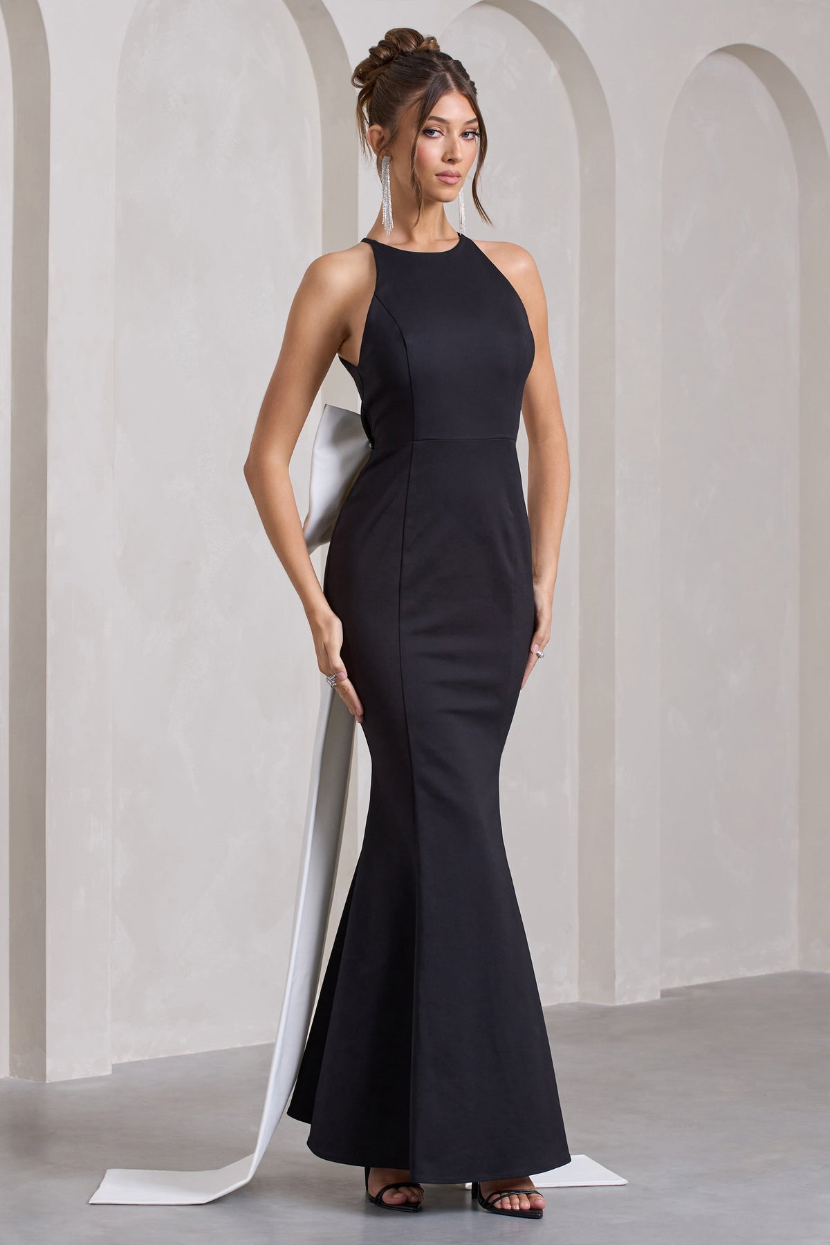 Bestow | Black Open-Back Maxi Dress With Oversized White Bow - Club L 