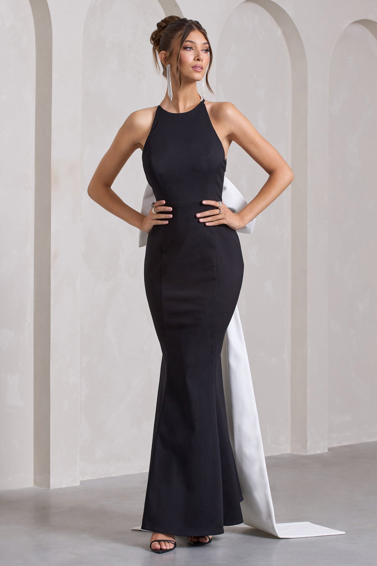 Bestow | Black Open-Back Maxi Dress With Oversized White Bow - Club L 