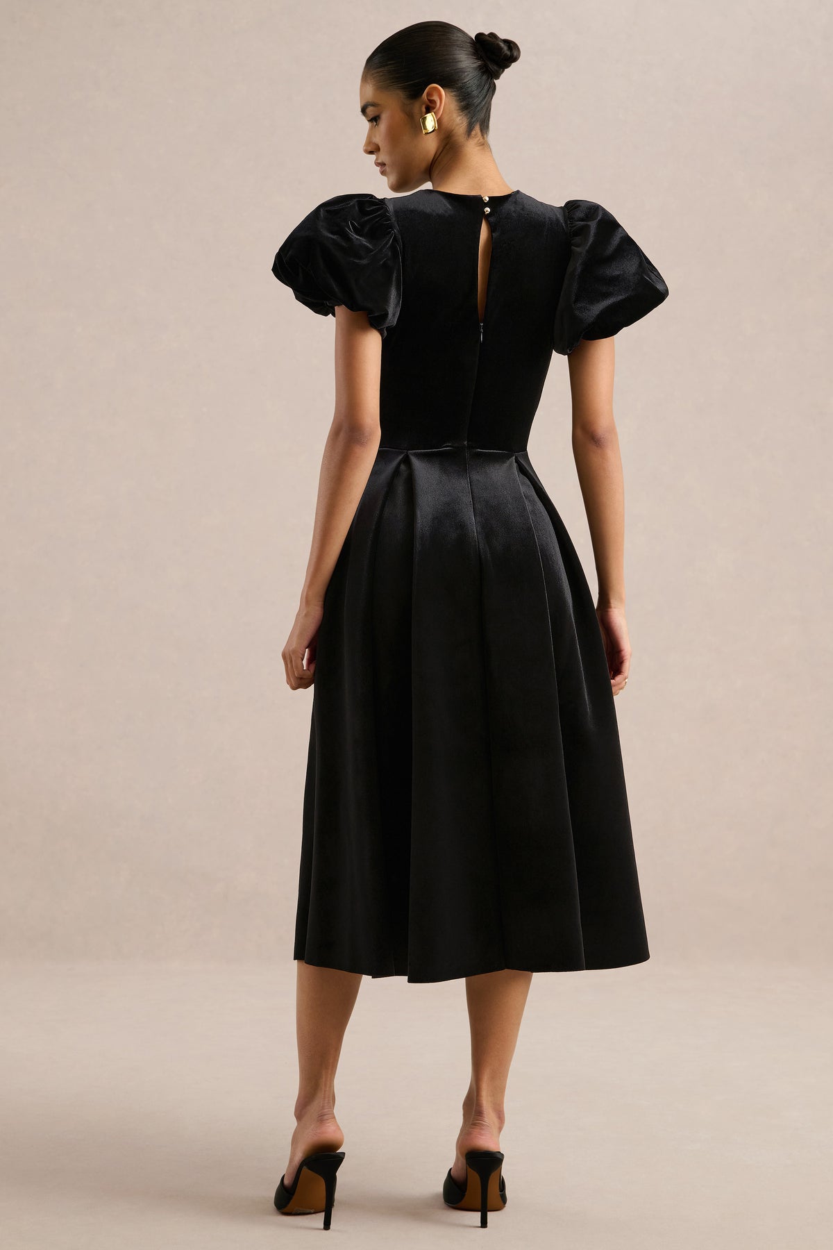 ECM_HR_CL137565001 - Seraphic _ Black Velvet Puff-Sleeve Midi Dress5.jpg
