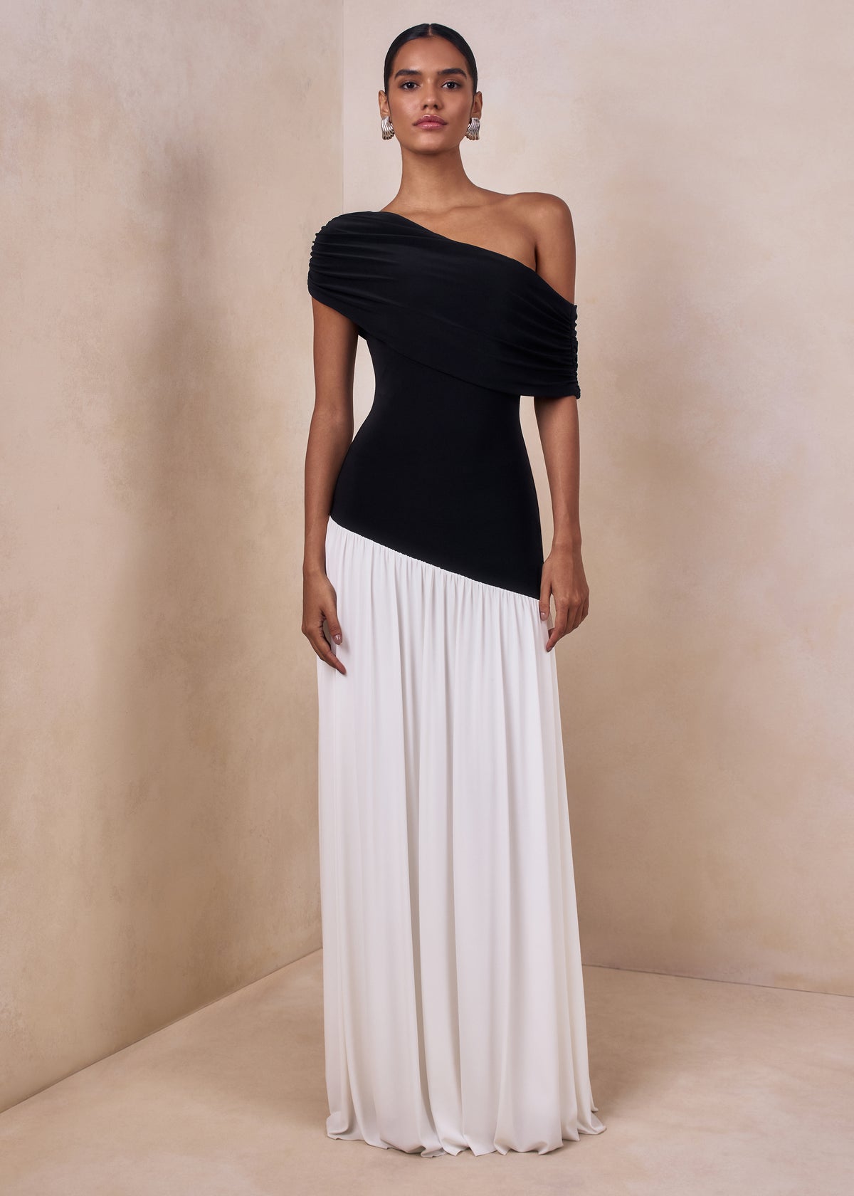 ECMH_HR_CL137591002 - Doroyta _ Black And White Asymmetric-Neck Maxi Dress2.jpg