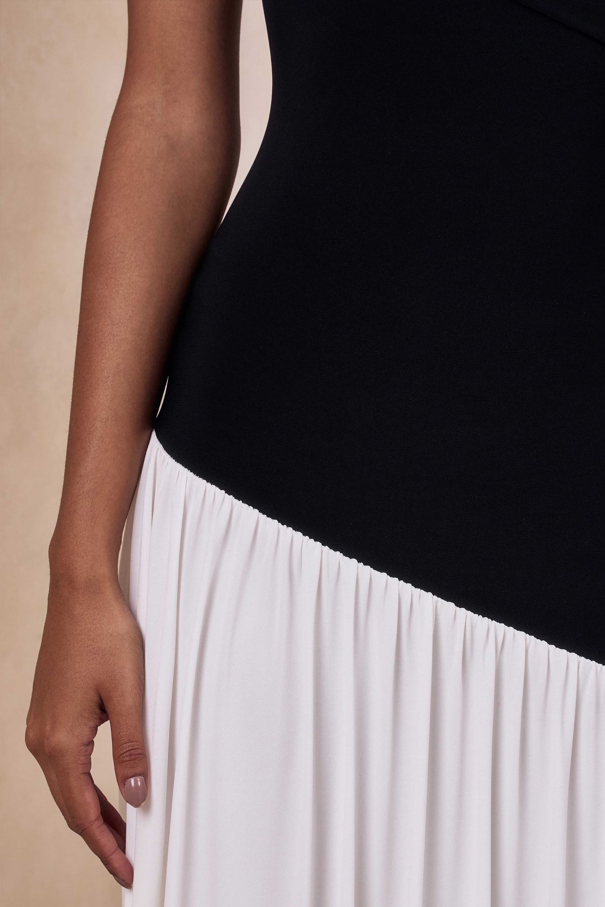 CL13759100206_ECM_HR_CL137591002---Doroyta-_-Black-And-White-Asymmetric-Neck-Maxi-Dress5