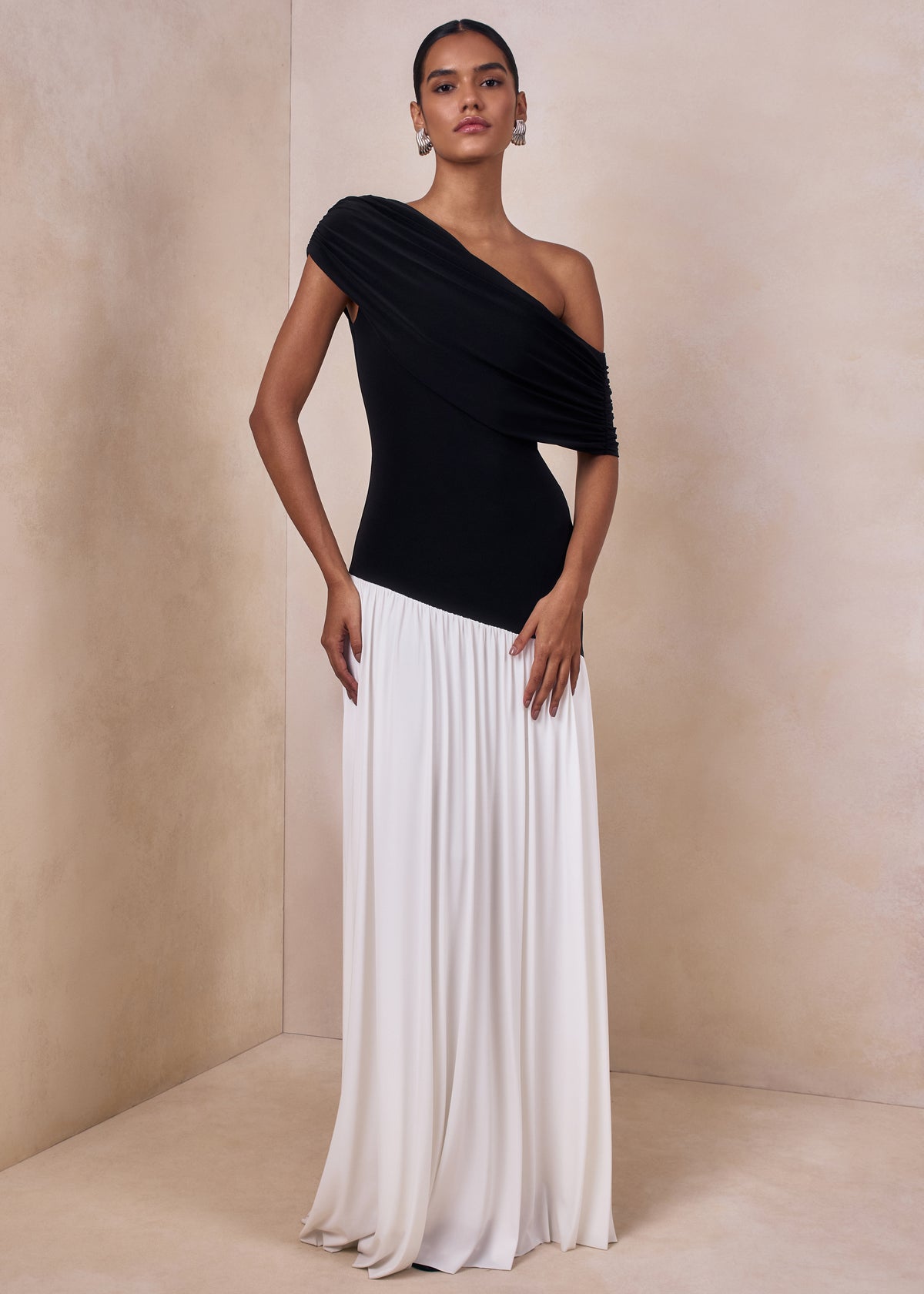 ECM_HR_CL137591002 - Doroyta _ Black And White Asymmetric-Neck Maxi Dress1.jpg