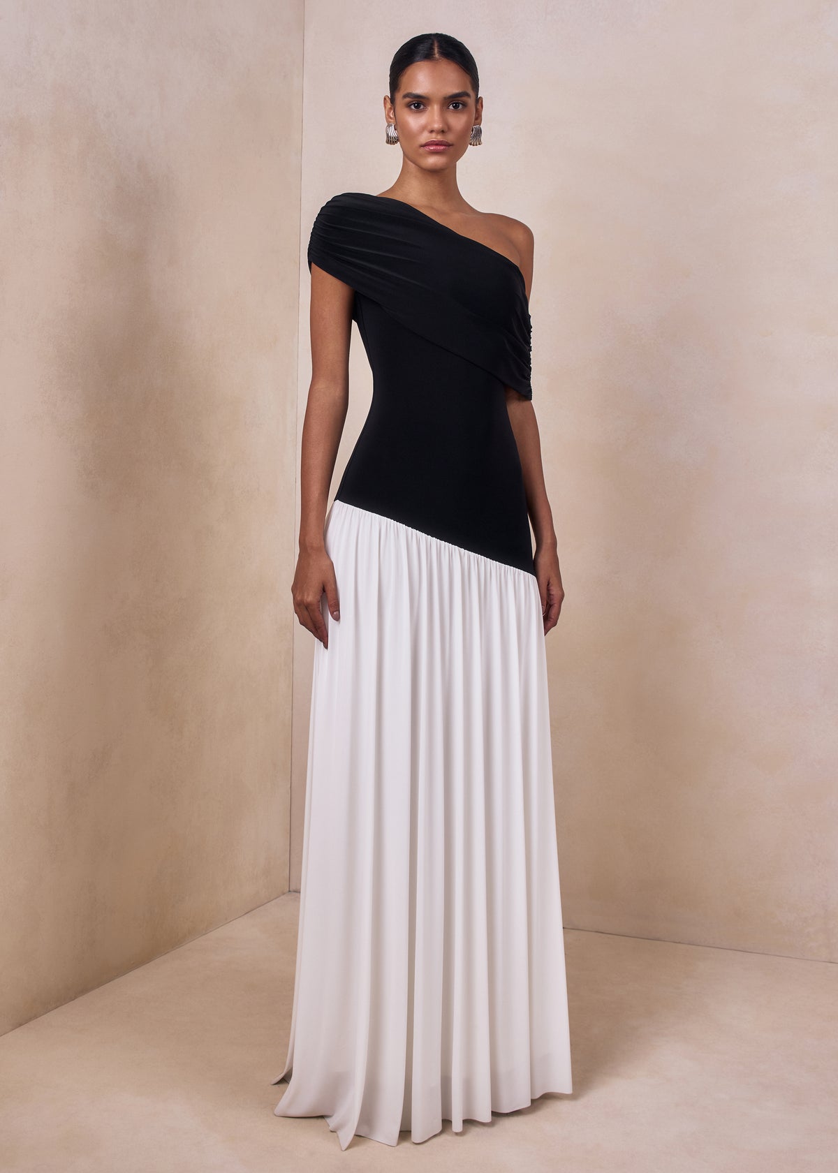 ECM_HR_CL137591002 - Doroyta _ Black And White Asymmetric-Neck Maxi Dress3.jpg