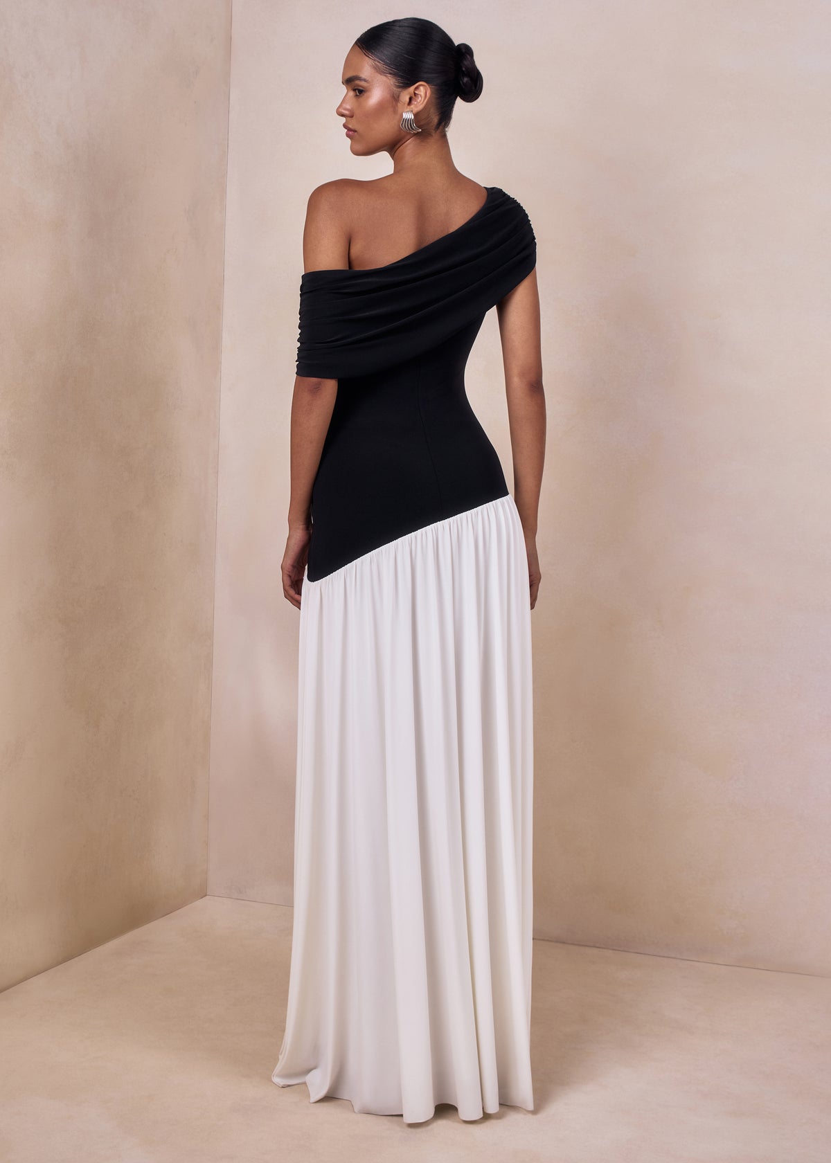 ECM_HR_CL137591002 - Doroyta _ Black And White Asymmetric-Neck Maxi Dress6.jpg