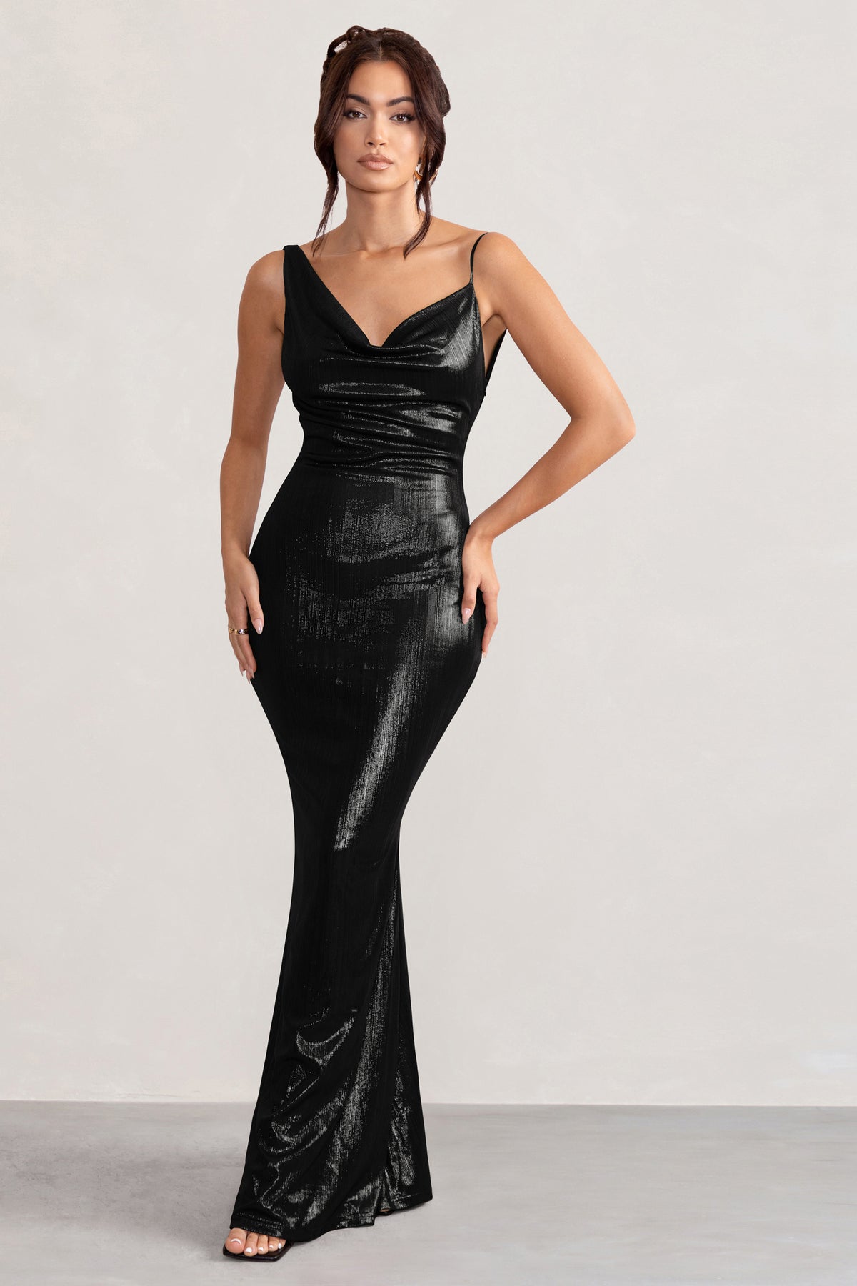 Photos: ब्लैक शिमरी गाउन में नजर आई श्वेता तिवारी , Long Leg को कुछ यूं  किया फ्लॉन्ट | Television actress shweta tiwari dressed up black shimmer  gown