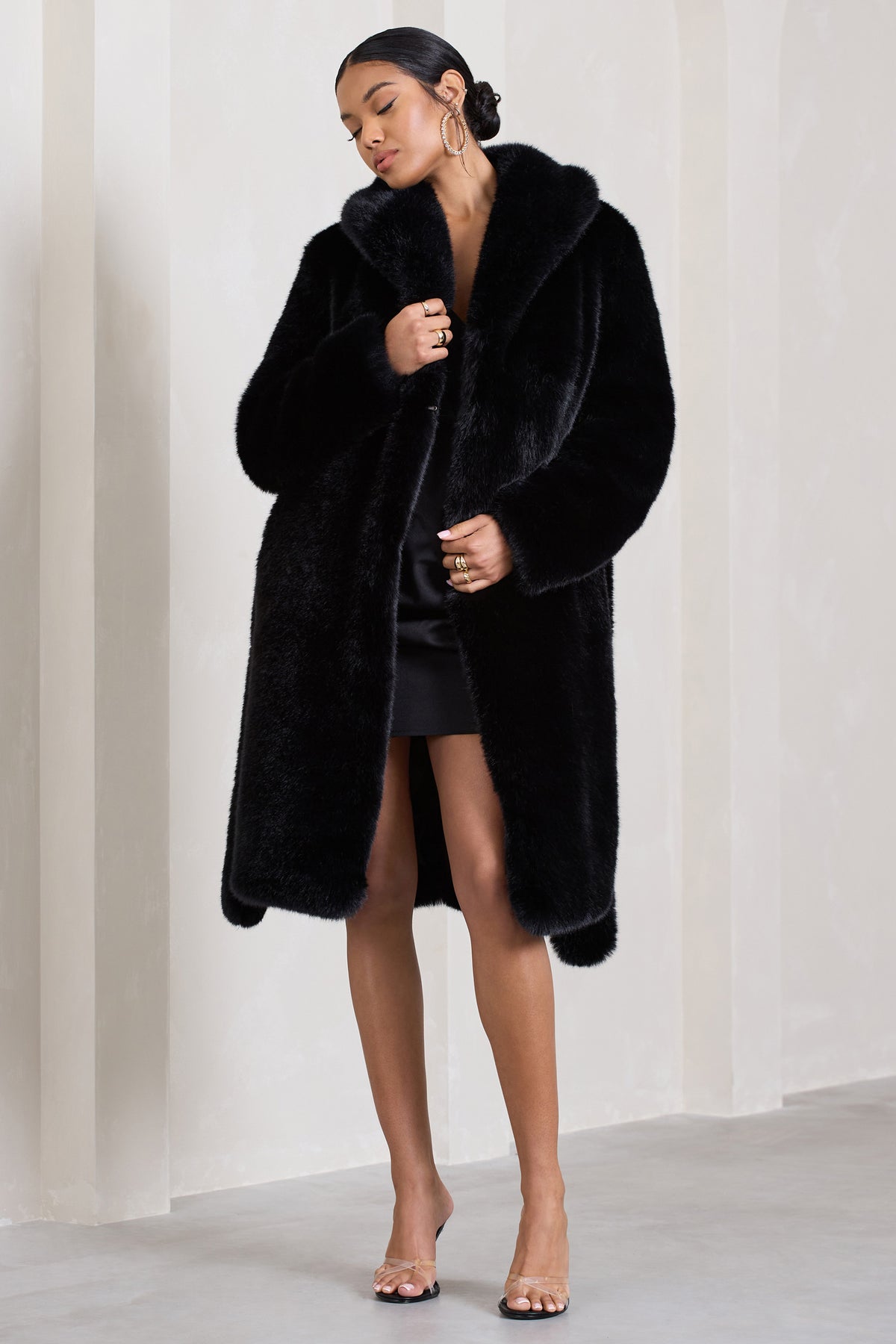 Softly Black Faux Fur Pull-Through Shawl – Club L London - UK